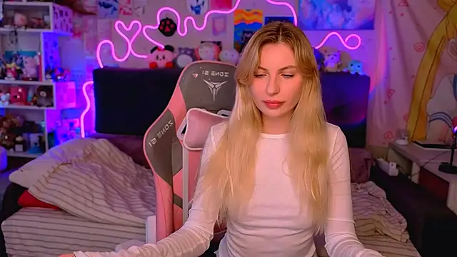 Snapshot of Maria_Hunt chatting on 10-15-25, 05:29 Maria Hunt online show from 10-15-25, 05:29