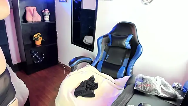 Snapshot of Amy_hoy69 chatting on 09-24-25, 02:15 Amy hoy69 online show from 09-24-25, 02:15