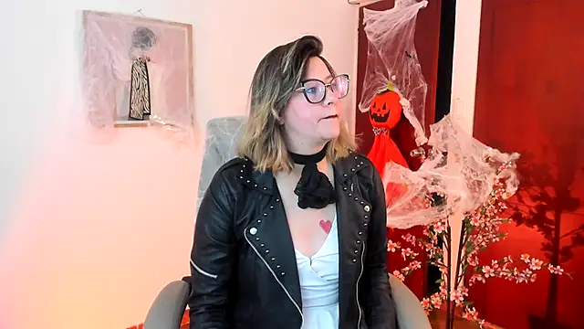 Chanelll Taylorr  online show from 10-11-25, 12:58