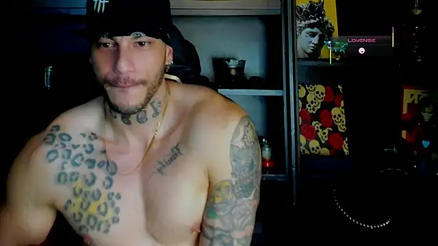 Snapshot of RickG_Oficial chatting on 10-28-25, 11:29 RickG Oficial online show from 10-28-25, 11:29