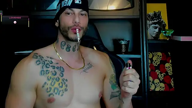 Snapshot of RickG_Oficial chatting on 11-10-25, 11:37 RickG Oficial online show from 11-10-25, 11:37