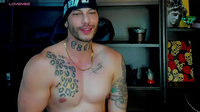 Snapshot of RickG_Oficial chatting on 11-18-25, 08:35 RickG Oficial online show from 11-18-25, 08:35