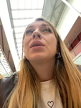 Snapshot of Sweet___Emily chatting on 09-25-25, 02:10 Sweet Emily online show from 09-25-25, 02:10