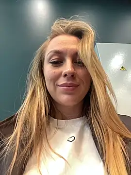 Snapshot of Sweet___Emily chatting on 10-03-25, 01:52 Sweet Emily online show from 10-03-25, 01:52