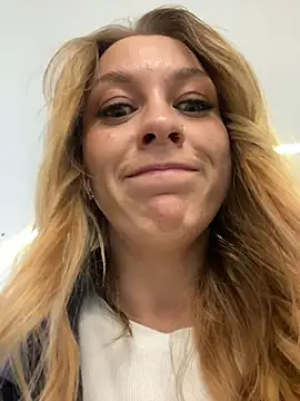 Snapshot of Sweet___Emily chatting on 10-06-25, 01:19 Sweet Emily online show from 10-06-25, 01:19