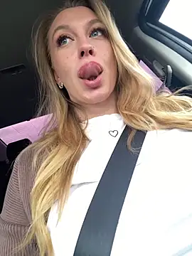 Snapshot of Sweet___Emily chatting on 10-10-25, 01:10 Sweet Emily online show from 10-10-25, 01:10