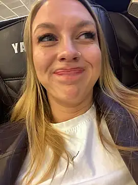 Snapshot of Sweet___Emily chatting on 10-17-25, 01:14 Sweet Emily online show from 10-17-25, 01:14