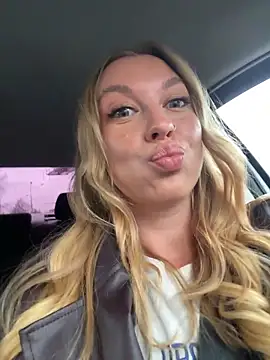 Snapshot of Sweet___Emily chatting on 11-03-25, 12:39 Sweet Emily online show from 11-03-25, 12:39