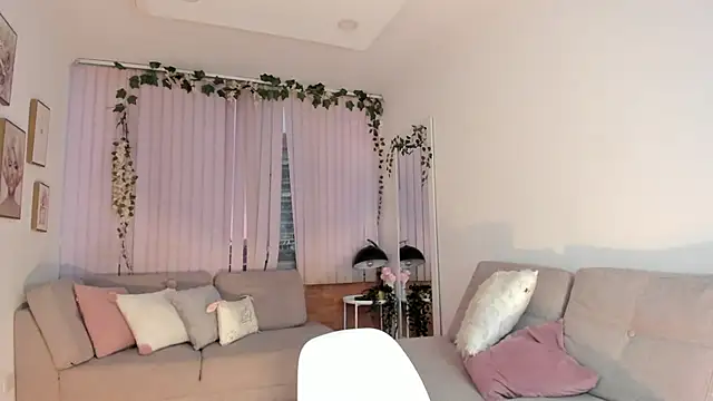 Snapshot of Bella_ev chatting on 12-27-24, 08:28 Bella ev online show from 12-27-24, 08:28