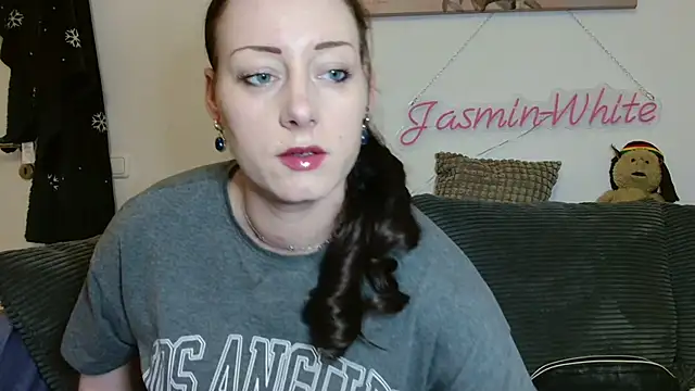 Snapshot of Jasmin-White chatting on 03-22-26, 03:04 Jasmin-White online show from 03-22-26, 03:04