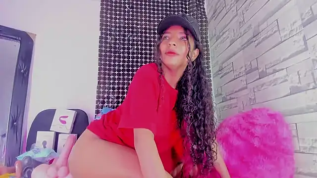 Snapshot of MiaKirshner chatting on 02-24-25, 11:41 MiaKirshner online show from 02-24-25, 11:41