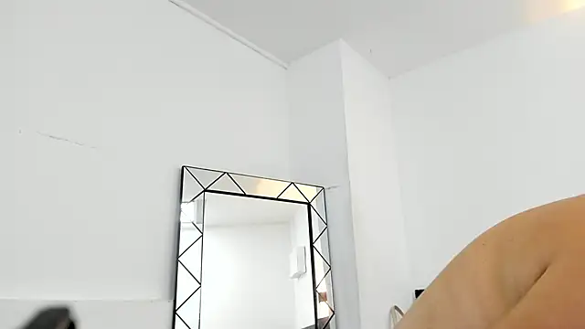 Juliabadlee online show from 12-17-24, 11:49