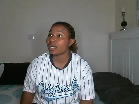 Snapshot of R-thequeen chatting on 02-01-25, 08:05 R-thequeen online show from 02-01-25, 08:05