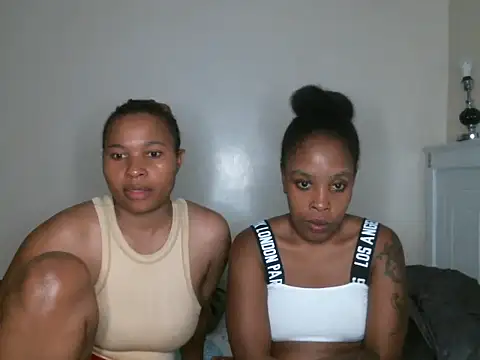 Snapshot of R-thequeen chatting on 02-05-25, 10:01 R-thequeen online show from 02-05-25, 10:01