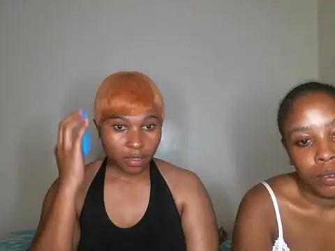 Snapshot of R-thequeen chatting on 02-13-25, 08:34 R-thequeen online show from 02-13-25, 08:34