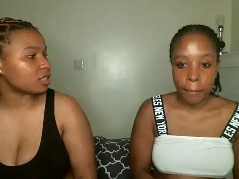 Snapshot of R-thequeen chatting on 03-11-25, 09:48 R-thequeen online show from 03-11-25, 09:48