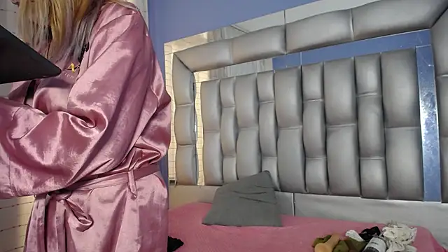 Snapshot of sophia_ny chatting on 03-17-25, 04:43 sophia ny online show from 03-17-25, 04:43