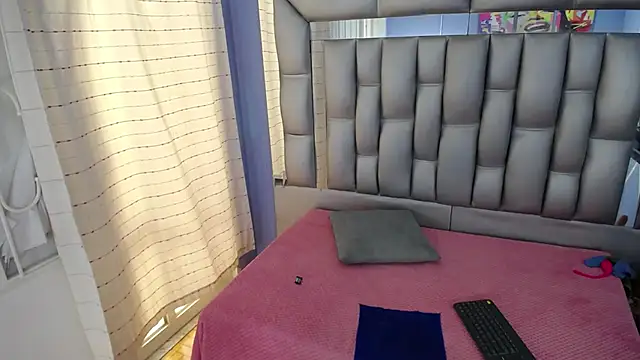 Snapshot of sophia_ny chatting on 03-18-25, 08:15 sophia ny online show from 03-18-25, 08:15