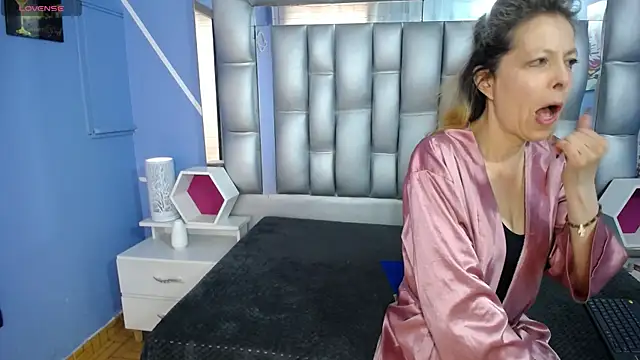 Snapshot of sophia_ny chatting on 09-10-25, 01:33 sophia ny online show from 09-10-25, 01:33