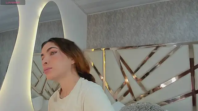 Mia Parissi online show from 12-19-24, 02:02