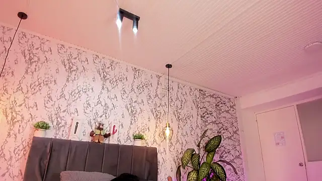 Snapshot of aihnoa_split chatting on 10-21-25, 12:28 aihnoa split online show from 10-21-25, 12:28