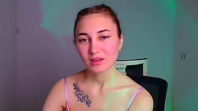 Snapshot of Jennifer_Blum chatting on 12-23-24, 09:16 Jennifer Blum online show from 12-23-24, 09:16