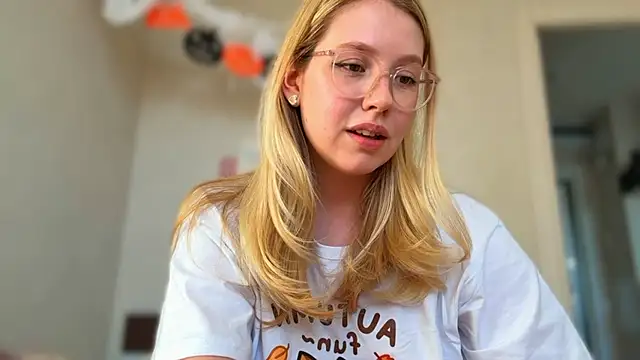 HoneyAudrey online show from 10-16-25, 03:07