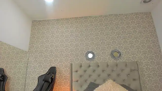 Snapshot of Hannah_Miller__ chatting on 12-20-24, 09:28 Hannah Miller online show from 12-20-24, 09:28