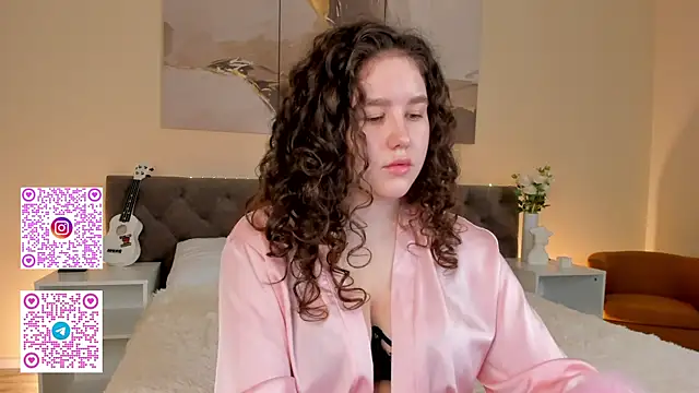 Snapshot of Ariella_Sol chatting on 09-17-25, 07:32 Ariella Sol online show from 09-17-25, 07:32