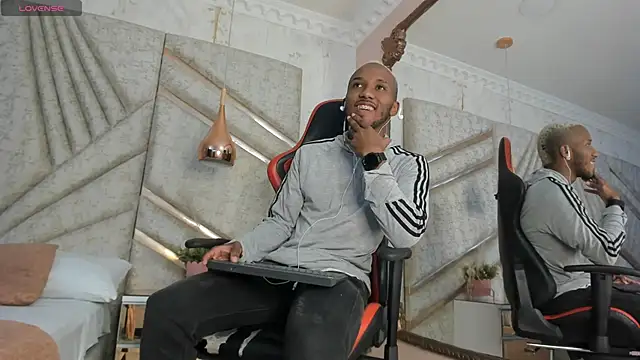 Snapshot of JamesParck chatting on 02-07-25, 12:17 JamesParck online show from 02-07-25, 12:17