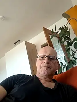 Milkasahne64 online show from 10-18-25, 08:37