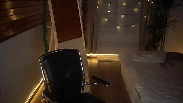 AkaneiroDemon online show from 12-18-24, 04:39