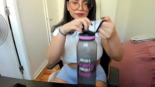 Snapshot of cinnamon_rosa chatting on 02-05-25, 09:18 cinnamon rosa online show from 02-05-25, 09:18