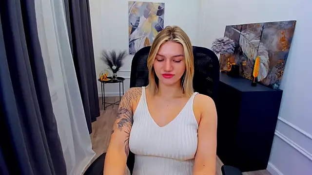 SelenaeMoore online show from 05-01-26, 03:55