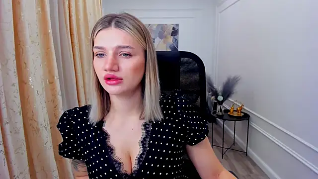 SelenaeMoore online show from 06-18-26, 03:51