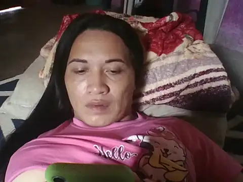 Snapshot of iaradias chatting on 10-20-25, 12:38 iaradias online show from 10-20-25, 12:38