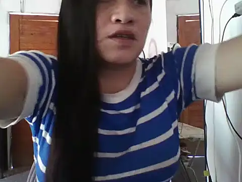 Snapshot of iaradias chatting on 10-27-25, 12:31 iaradias online show from 10-27-25, 12:31