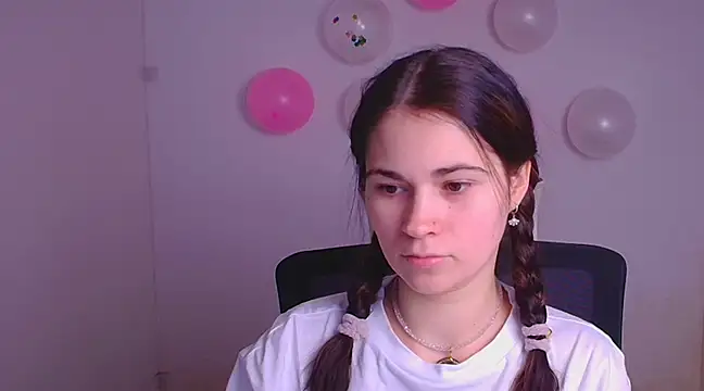 Snapshot of Loon_Amore chatting on 02-16-25, 08:00 Loon Amore online show from 02-16-25, 08:00