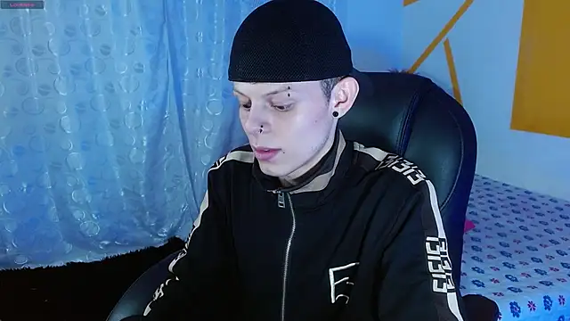 Snapshot of Matthew_Boy_ chatting on 12-15-24, 04:51 Matthew Boy  online show from 12-15-24, 04:51