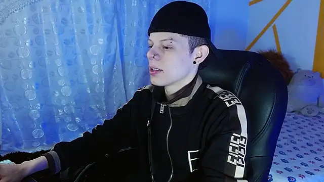 Snapshot of Matthew_Boy_ chatting on 12-19-24, 07:18 Matthew Boy  online show from 12-19-24, 07:18