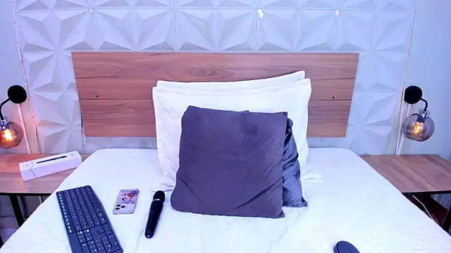 Stacey white  online show from 11-24-25, 08:19