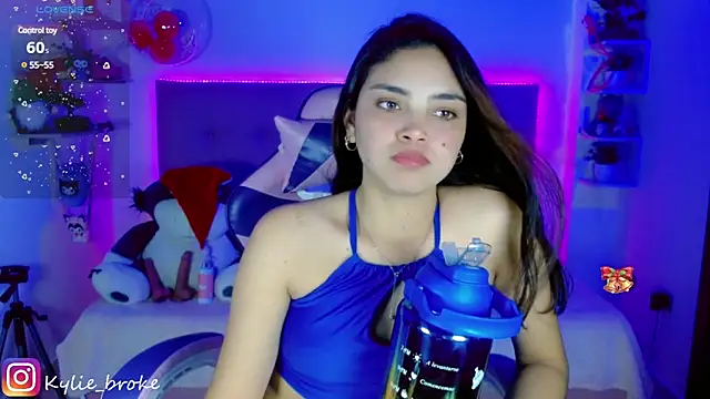 Snapshot of Kylie_brokee chatting on 12-20-24, 03:14 Kylie brokee online show from 12-20-24, 03:14