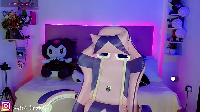 Snapshot of Kylie_brokee chatting on 12-27-24, 09:11 Kylie brokee online show from 12-27-24, 09:11