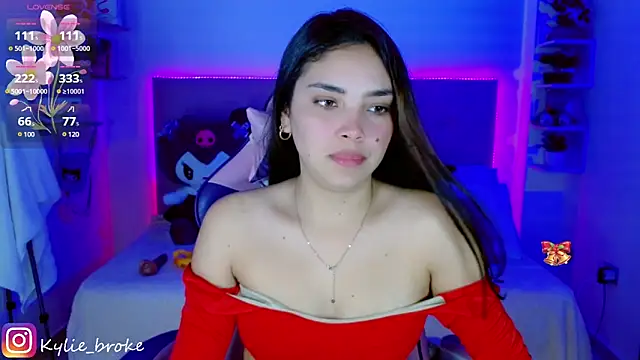 Snapshot of Kylie_brokee chatting on 01-08-25, 09:12 Kylie brokee online show from 01-08-25, 09:12