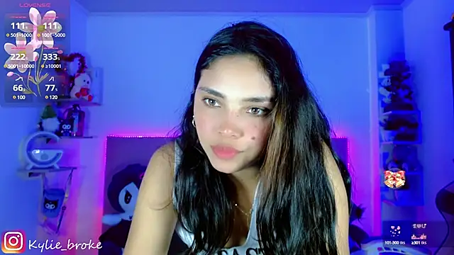 Snapshot of Kylie_brokee chatting on 01-14-25, 12:11 Kylie brokee online show from 01-14-25, 12:11