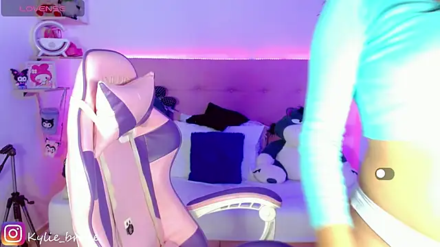 Snapshot of Kylie_brokee chatting on 01-28-25, 09:08 Kylie brokee online show from 01-28-25, 09:08