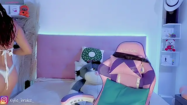 Snapshot of Kylie_brokee chatting on 03-04-26, 11:11 Kylie brokee online show from 03-04-26, 11:11