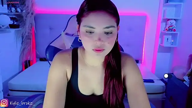 Snapshot of Kylie_brokee chatting on 03-19-26, 11:09 Kylie brokee online show from 03-19-26, 11:09