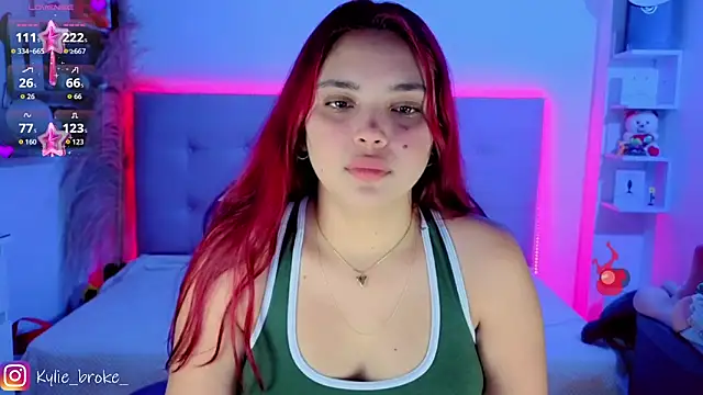 Snapshot of Kylie_brokee chatting on 04-08-26, 10:10 Kylie brokee online show from 04-08-26, 10:10