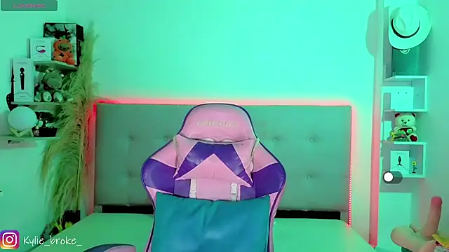 Snapshot of Kylie_brokee chatting on 04-15-26, 09:04 Kylie brokee online show from 04-15-26, 09:04